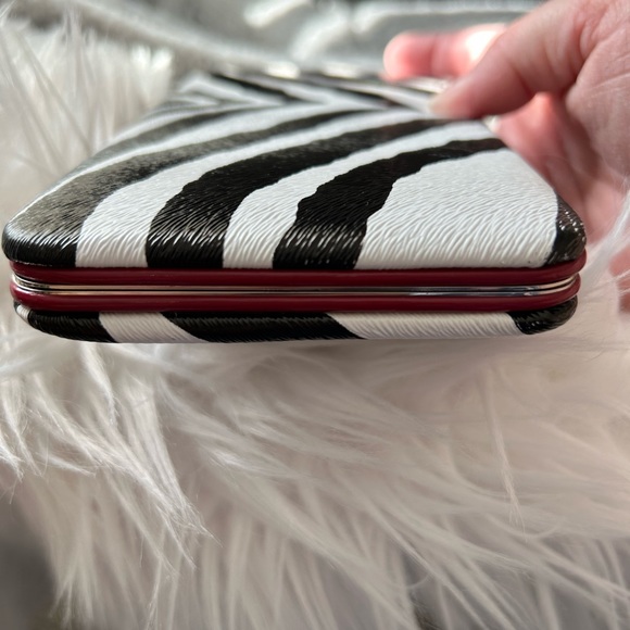 Hard Case Zebra 🦓 Print Wallet - Picture 14 of 16